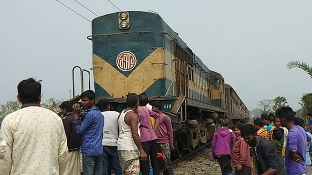 দুই ঘণ্টা পর নাটোরে ট্রেন চলাচল স্বাভাবিক