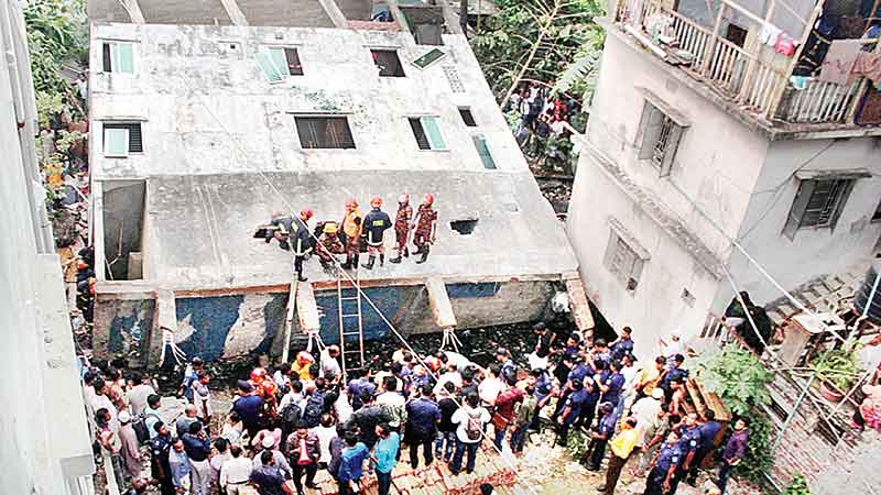 Schoolboy killed, 7 injured in Narayanganj building collapse
