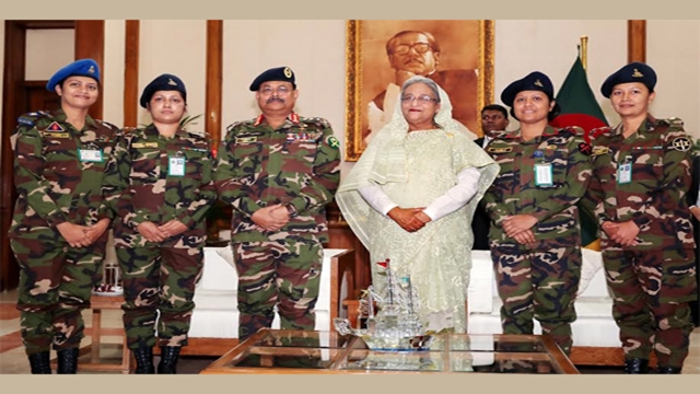PM greets 4 promoted female lieutenant colonels.