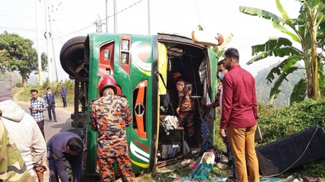 Mother, daughter killed as bus overturns in Gazipur