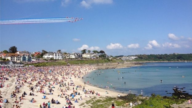 Cornwall hit by 'tourist overcrowding' amid UK heatwave