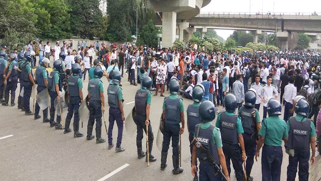 Students block Airport Road over yesterday's deaths in road crash