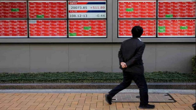 Asian shares mixed in thin trading