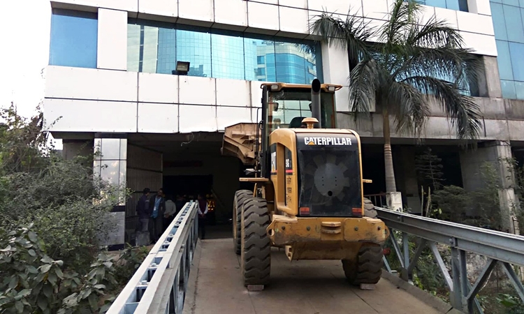 Rajuk starts demolishing BGMEA building