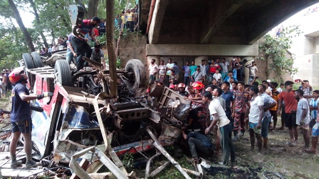 5 killed in Faridpur road crash