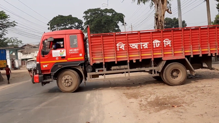 Truckers carrying PM office’s relief goods beaten up in Sirajganj