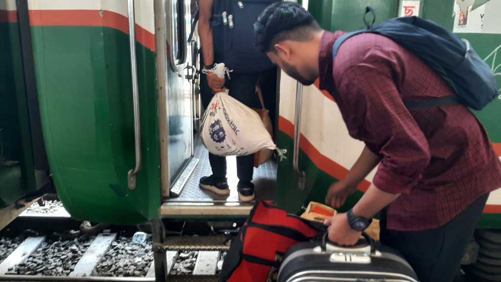 ট্রেনে ভয়ংকর হয়ে উঠছে যাত্রীবেশী দুর্বৃত্তরা