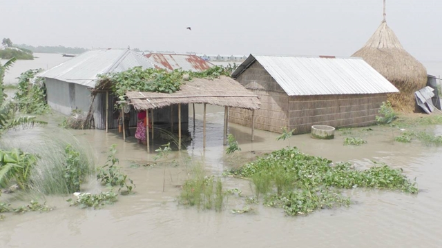 Floodwater starts receding; food, drinking water crisis hits victims hard