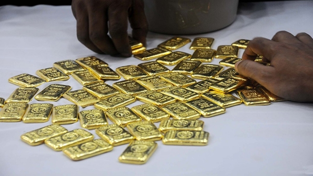 Customs officials at Dhaka airport detain man with 6.5kg gold