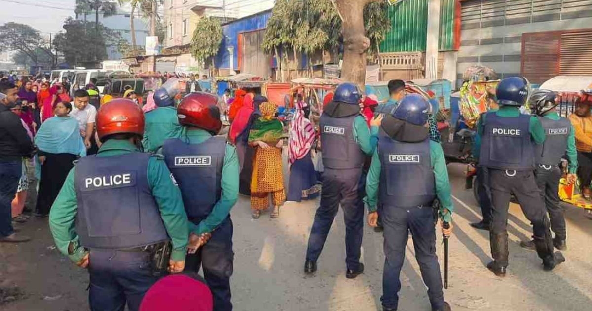 RMG workers halts traffic on Dhaka-Tangail Highway