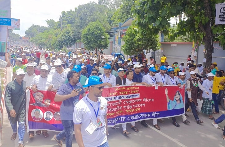 রংপুরে প্রধানমন্ত্রীর সভাস্থলে যোগ দিচ্ছেন নেতাকর্মীরা