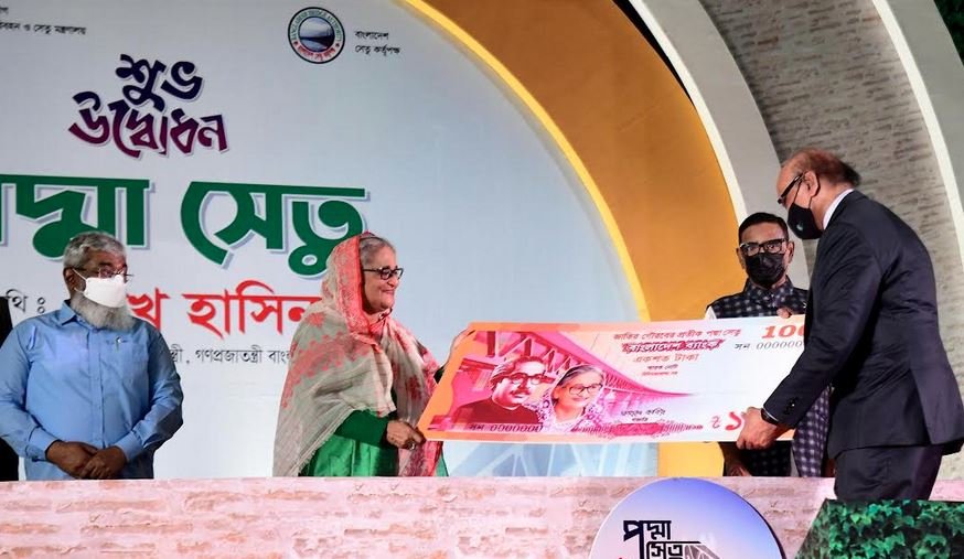 PM unveils commemorative Tk 100 note on Padma Bridge opening