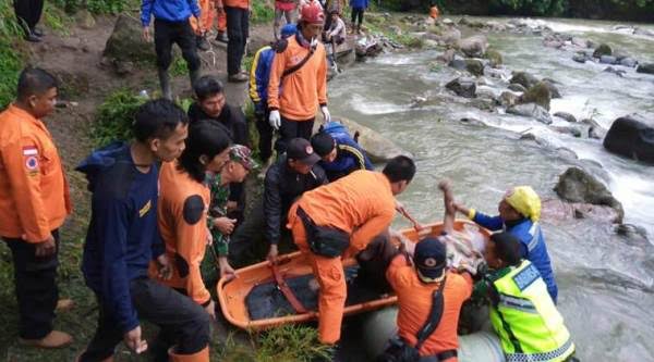 25 killed as bus plunges into ravine in Indonesia