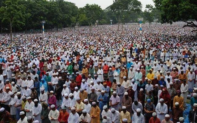 Over 5 lakh Muslims attend Sholakia Eid jamaat