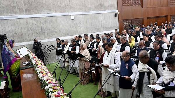 সংসদ ভবনে শপথ নিলেন আওয়ামী লীগের নবনির্বাচিত এমপিরা