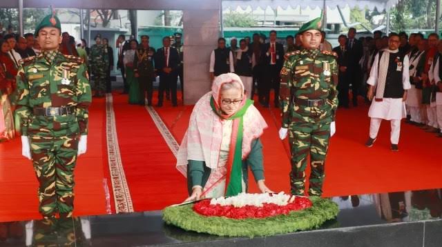 বঙ্গবন্ধুর প্রতিকৃতিতে শ্রদ্ধা জানালেন প্রধানমন্ত্রী