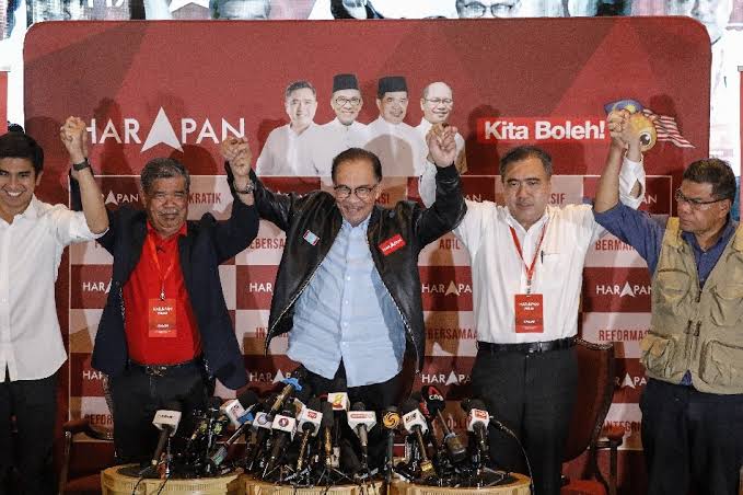 Malaysia's Anwar claims majority after vote, but rival does not concede