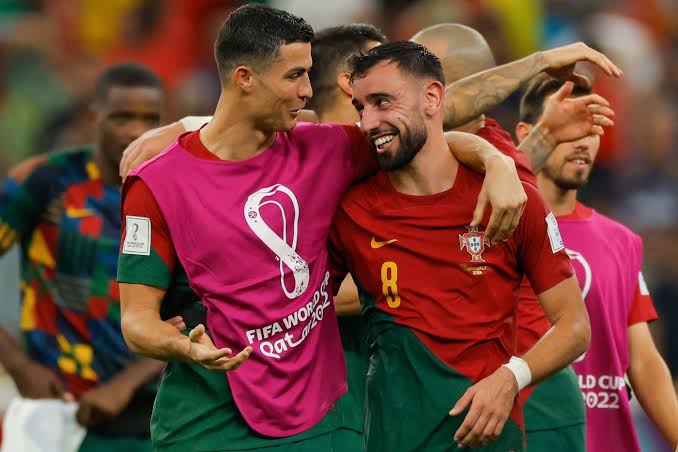 Fernandes double sends Portugal into World Cup knock-outs