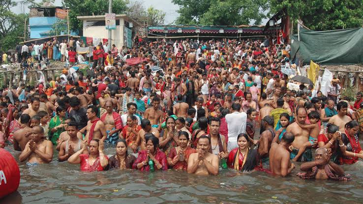 Lakhs of Hindu devotees join Ashtami Snan in N'ganj