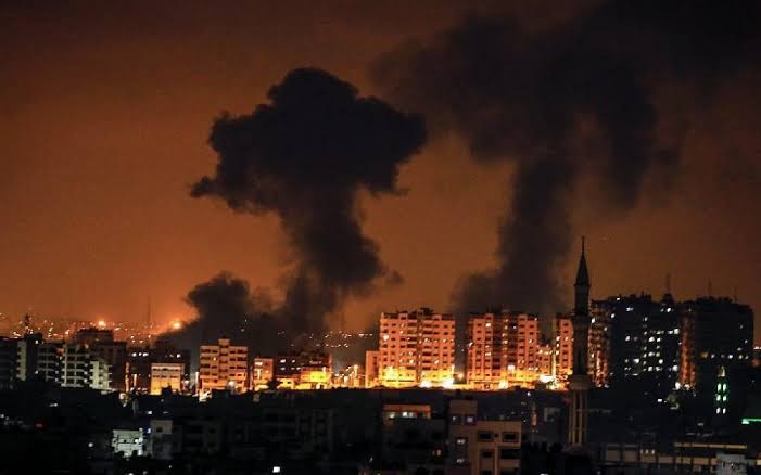 Hamas fires rockets at Tel Aviv as Israel hits Gaza with airstrikes