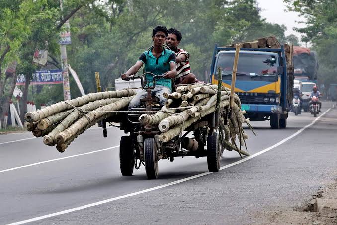 Desperate movement of small vehicles on highways