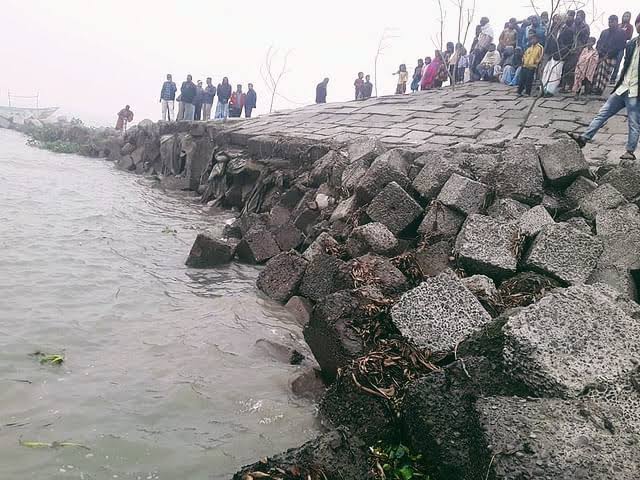 Parts of Chandpur town protection dam collapse