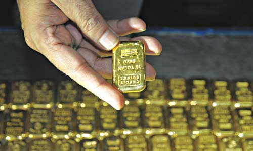 Smuggled gold weighing 16kg found in 3 private cars in Jashore, 6 detained