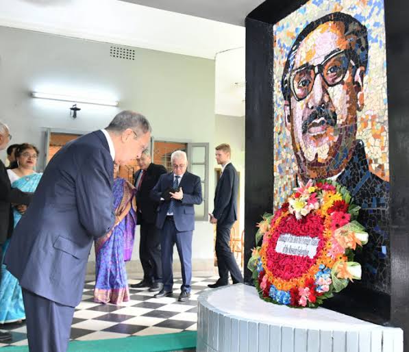 Lavrov pays respect to Bangabandhu