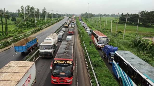 Traffic slows on 13km stretch of Dhaka-Tangail highway