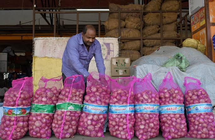 India lifts ban on onion export