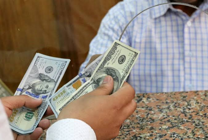 No dollar trading at official exchange rate as Tk 15 spread opens up with kerb market