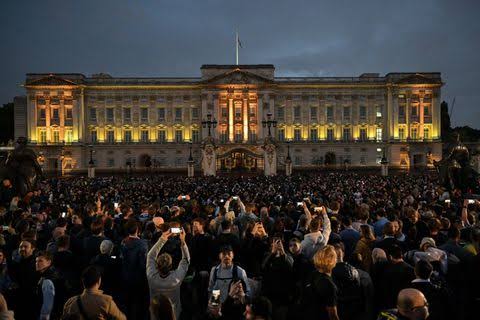 Mournful 'God Save the Queen' rings out at Buckingham Palace