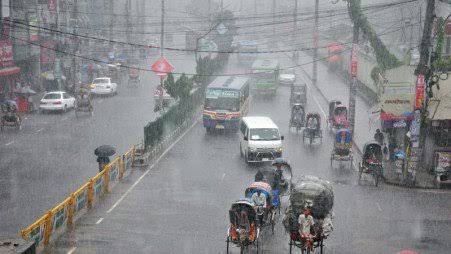 Heavy rains disrupt life in Dhaka, commuters suffer