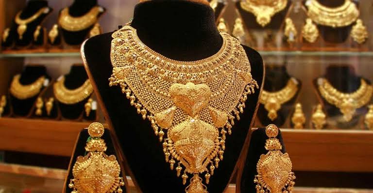 Gold price rises to Tk1.17 lakh per bhori