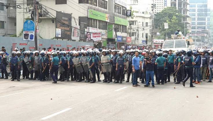 Traffic movement halted in front of BNP’s Nayapaltan office