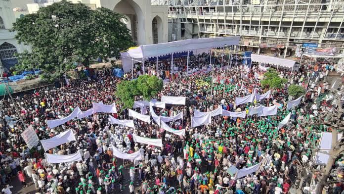 Awami League men gather at South Gate of Baitul Mukarram