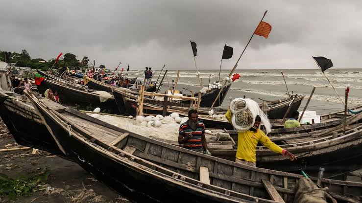 Tidal surge likely to inundate low-lying areas of coastal districts