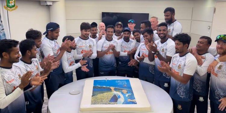 কেক কেটে পদ্মা সেতুর উদ্বোধন উদযাপন বাংলাদেশ ক্রিকেট দলের