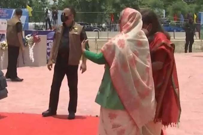 উৎসবের মাহেন্দ্রক্ষণে মেয়ের সঙ্গে ফ্রেমবন্দি শেখ হাসিনা  