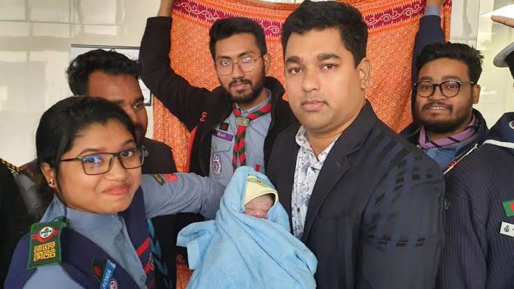 Woman gives birth at Agargaon metro rail station