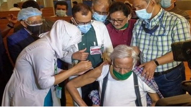 Dr Zafrullah receives vaccine, urges all to take