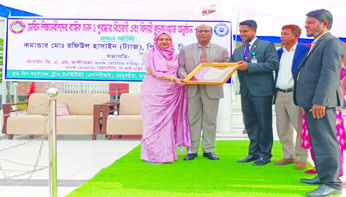 মাদারীপুরে মেরিন শিক্ষানবিশদের সনদ, পুরুস্কার বিতরণ ও বিদায়ী কুচকাওয়াজ অনুষ্ঠিত