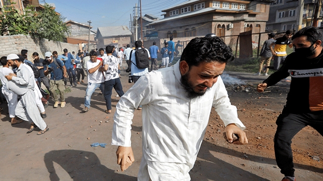 Kashmir protesters defy restrictions, clash with security forces