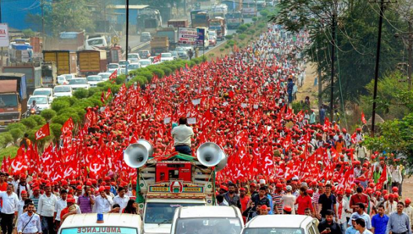 Thousands of Indian farmers march to demand government help