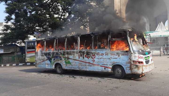 রাজধানীর একাধিক স্থানে বাসে অগ্নিসংযোগ