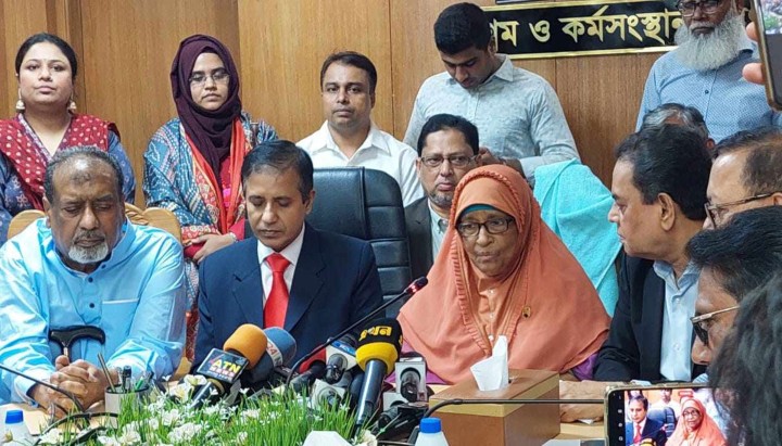 পোশাক শ্রমিকদের নূন্যতম মজুরি সাড়ে ১২ হাজার টাকা