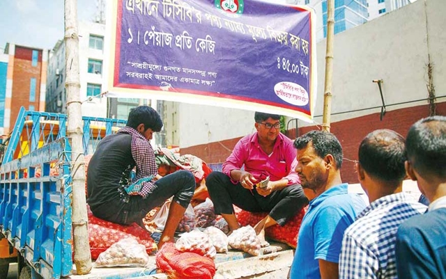 TCB selling onions at Tk 45 per kg