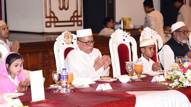 President hosts iftar for alem-ulema 