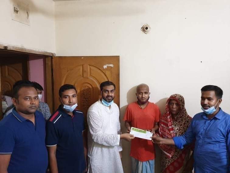 Chairman of KC Foundation gives a grant to the BCL leader who was suffering from cancer