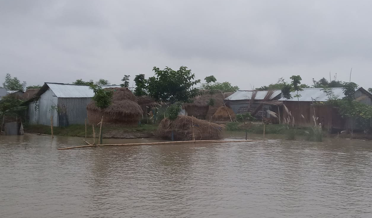 10,000 people stranded as Padma, Mahananda water level rises